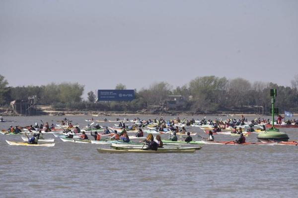Partieron pasadas las 13, para manifestarse en defensa del ecosistema que es reconocido internacionalmente como una de las mayores reservas de biodiversidad del planeta y desde febrero está comprometido por las incesantes quemas.