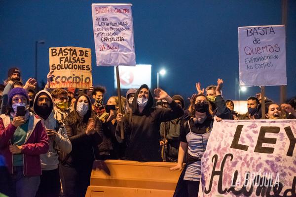Hoy el fuego de las islas del Paraná siguió avanzando, llegando a límites insospechados, los focos de incendios aumentan amenazando con devorar las casas de los habitantes, e incluso a varios ranchos ya los ha alcanzado el fuego.
