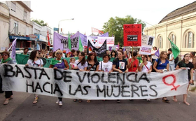 Cabecera de la manifestación por el 25 de noviembre de 2014. La bandera de arrastre lleva la consigna "basta de violencia hacia las mujeres"