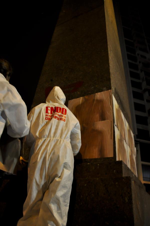 Pegatina de Endo en el obelisco de La Plata