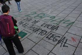 Fotografía manifestación en Plaza Moreno. Puede verse la pintada "día de lucha por el aborto legal"