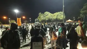 Organizada por la Multisectorial que agrupa a gran cantidad de ambientalistas y ciudadanos, arrancó alrededor de las 17 desde la plaza San Martín y llegó al Monumento a las 19, donde fue el acto central